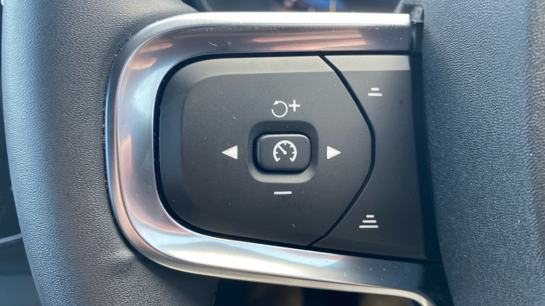 Volvo XC40 2.0 B3P Plus Dark 5dr Auto Petrol Estate